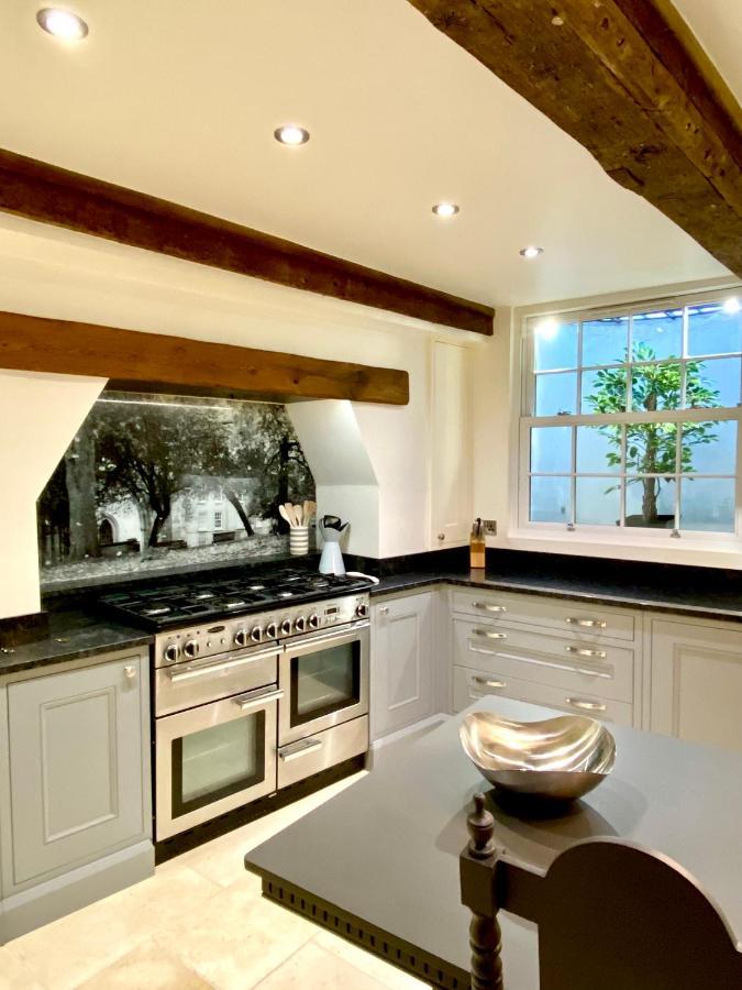 Pass The Keys Superbly Located Handsome Georgian Townhouse シュルーズベリー エクステリア 写真